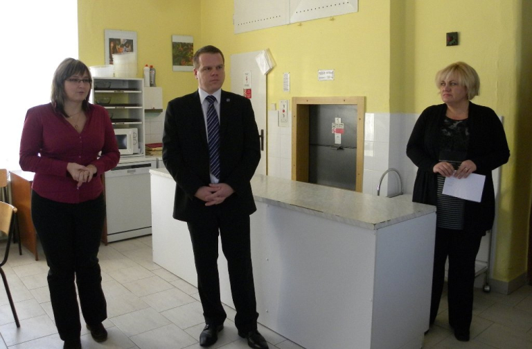 Zprava - ředitelka Jana Lachmanová, radní P.Petráček a pověřená vedoucí odboru soc. věcí KÚ LK Martina Teplá..